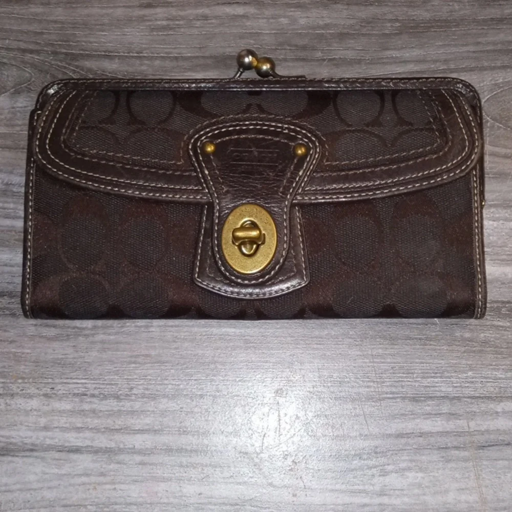 Coach Signature Vintage Kiss Lock And Multi Colored Interior Trifold Wallet - Picture 6 of 13